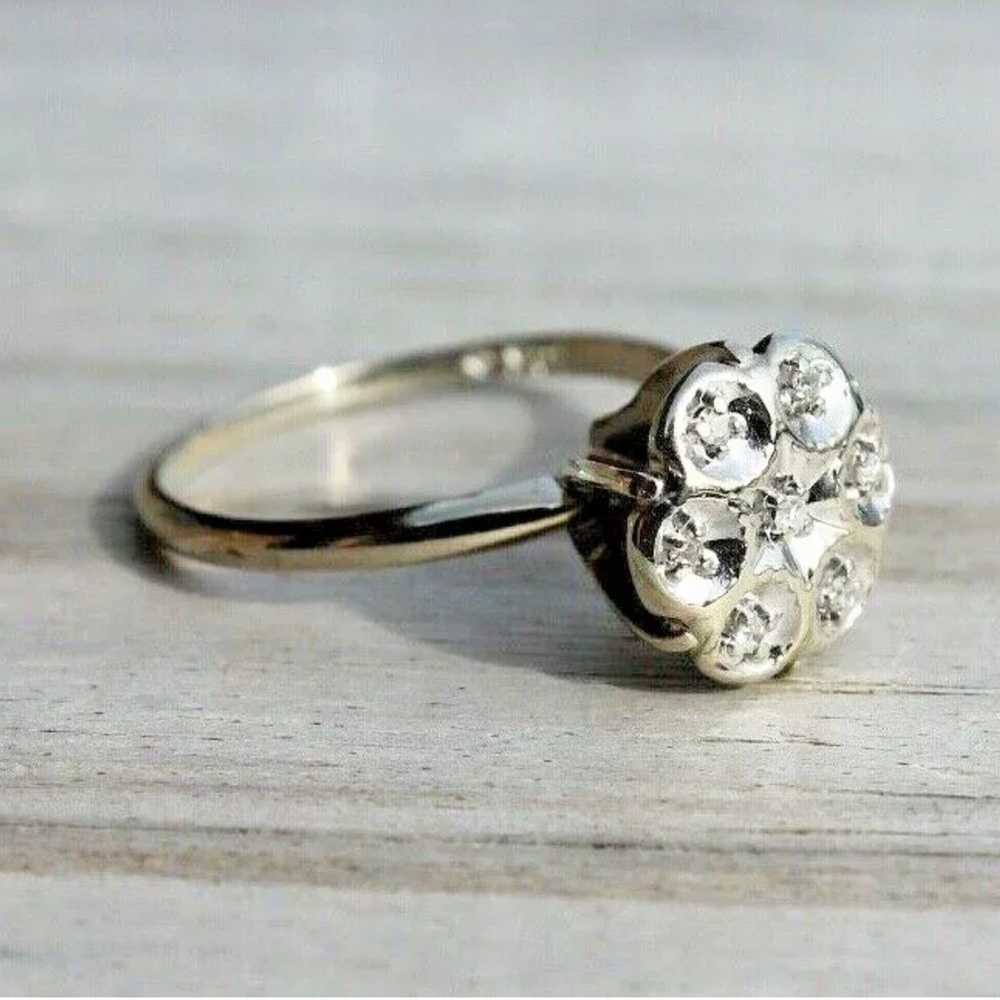 Gorgeous 10KT White Gold Ring size 5.75